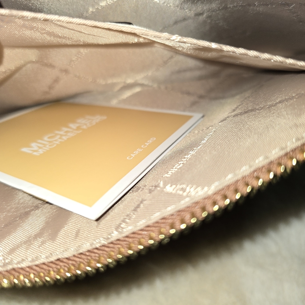 Michael Kors wristlet NWT - Picture 4 of 5